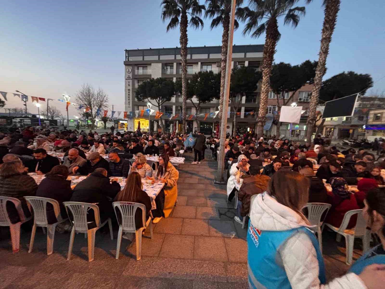 Dikili Cumhuriyet Meydanı’nda binler aynı sofrada