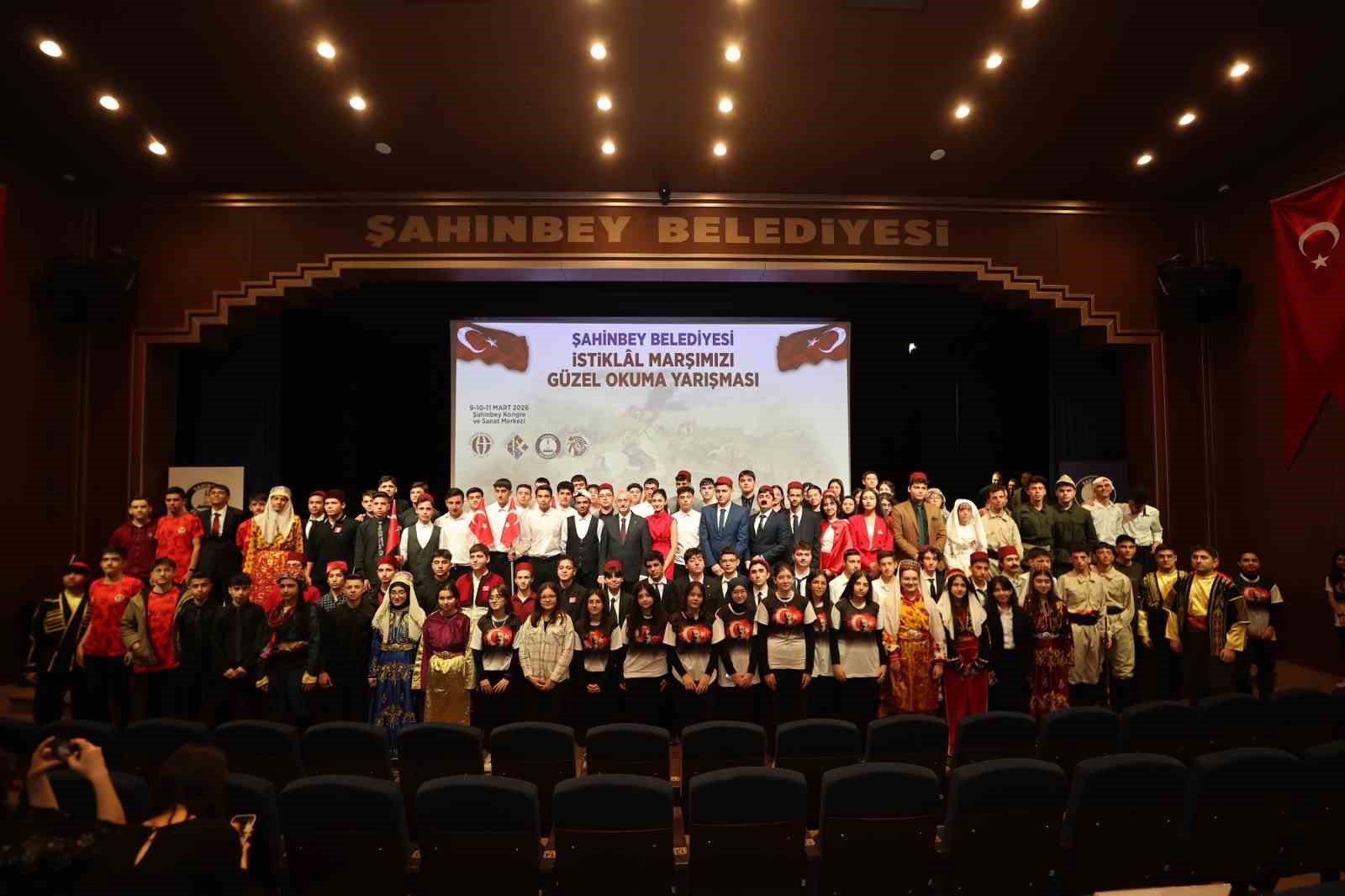 Şahinbeyli &ouml;ğrenciler İstiklal Marşını en g&uuml;zel okumak i&ccedil;in yarıştı
