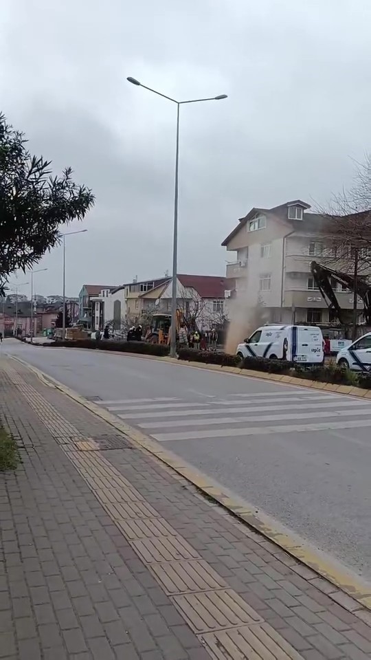 Derince’de delinen doğalgaz borusu mahalleliyi korkuttu