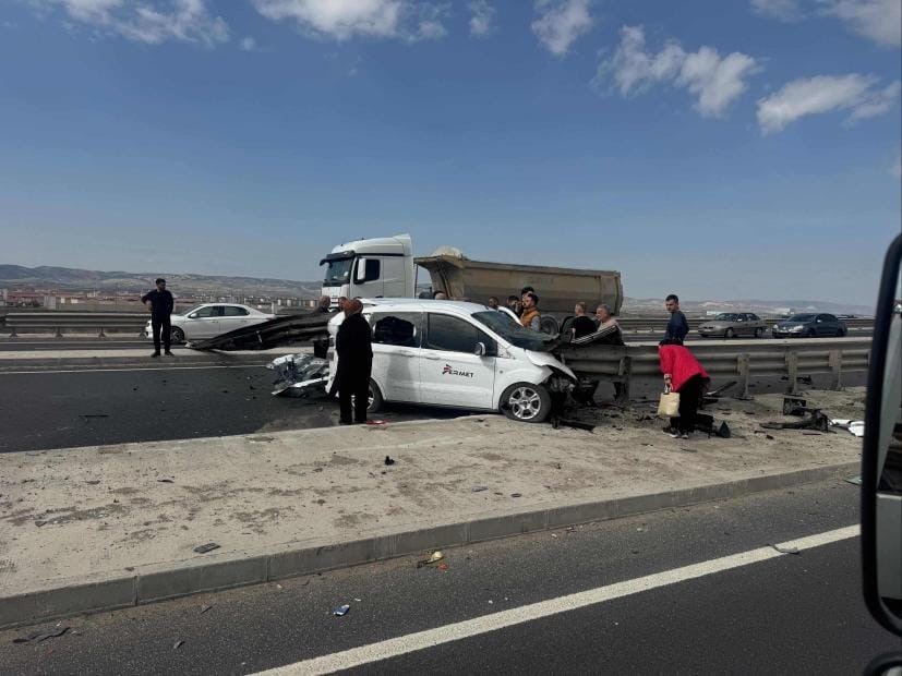 Ankara&rsquo;da korkutan kaza: Otomobil bariyerlere ok gibi saplandı
