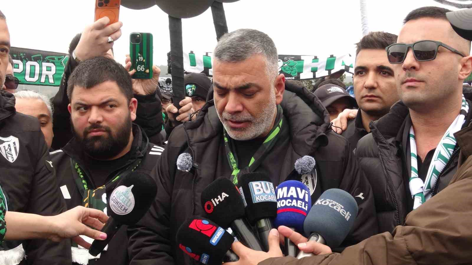 Kocaelispor taraftarları, TFF &ouml;n&uuml;ne siyah &ccedil;elenk bıraktı
