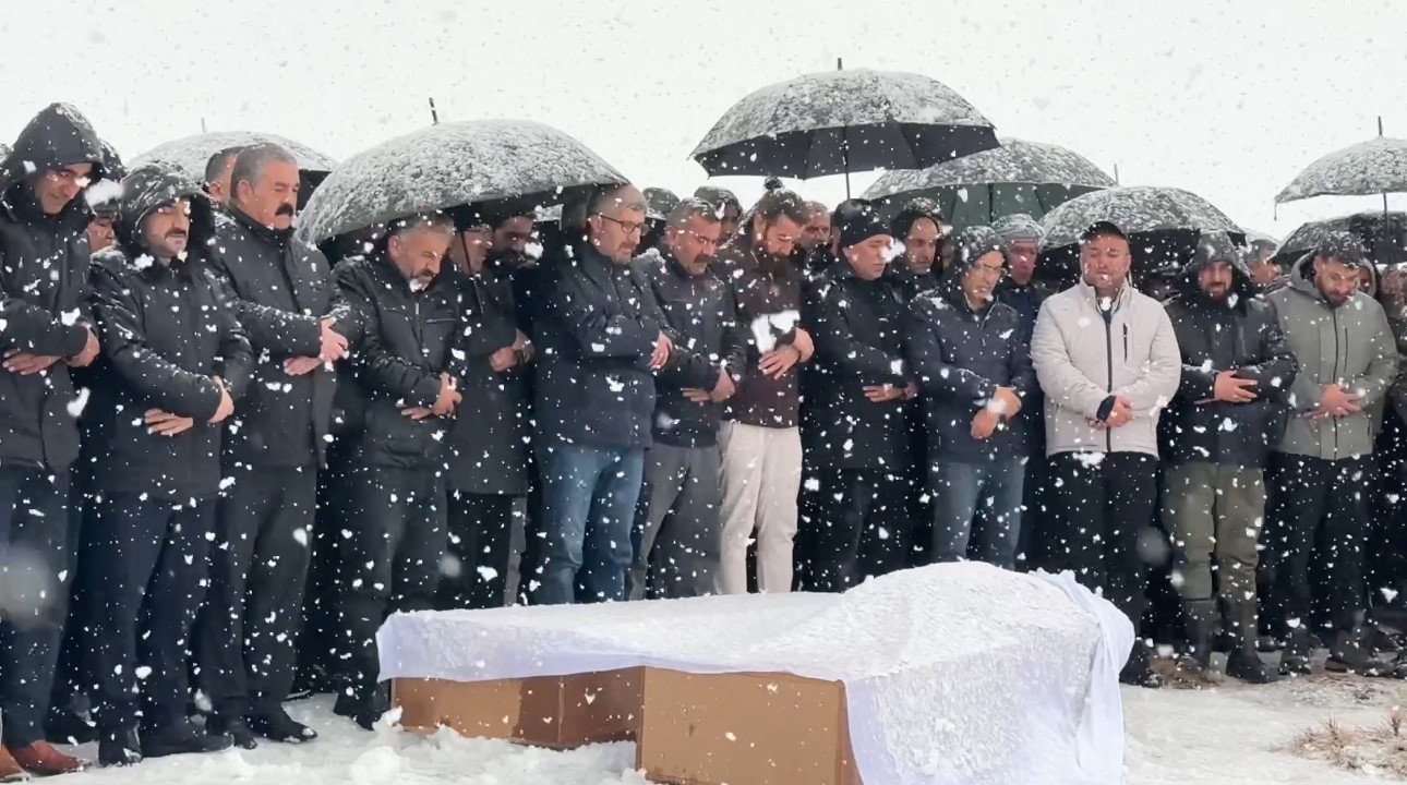 Van’daki kazada hayatını kaybeden aile yan yana defnedildi