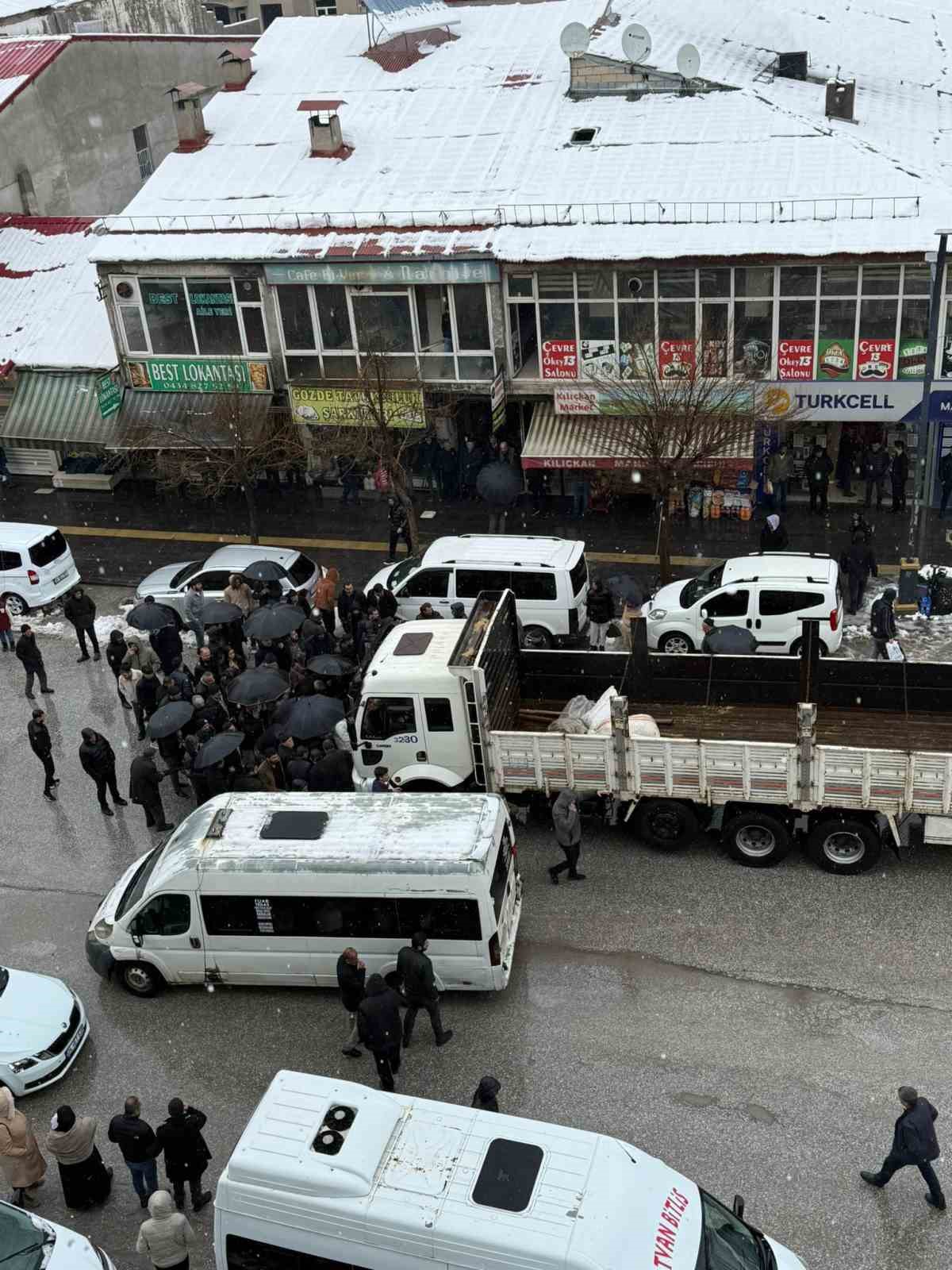 Kamyonun çarptığı yaşlı adam ağır yaralandı