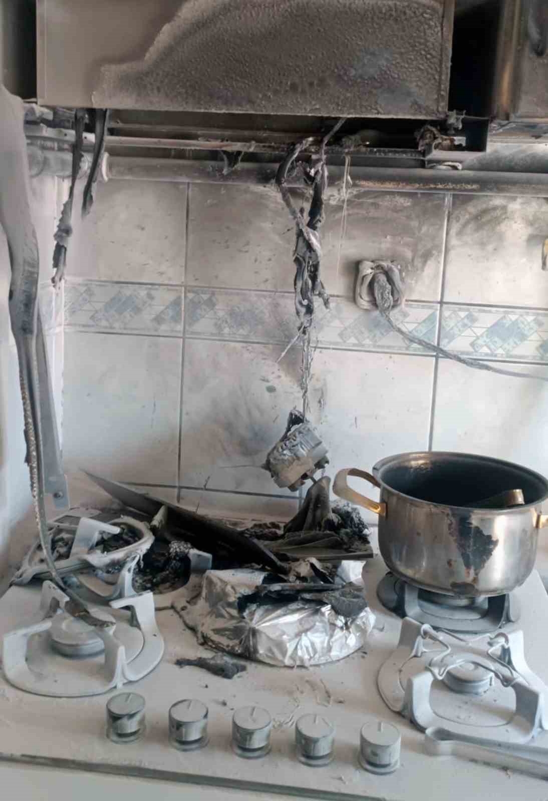 Evde &ccedil;ıkan yangın ev sahibinin m&uuml;dahalesi ile s&ouml;nd&uuml;r&uuml;ld&uuml;

