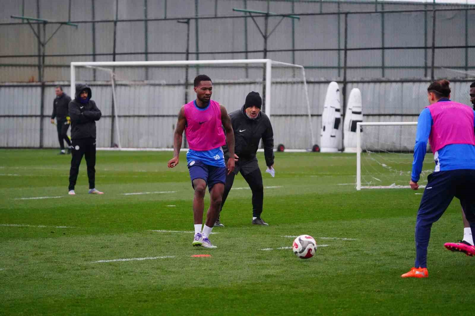 &Ccedil;aykur Rizespor Fatih Karag&uuml;mr&uuml;k ma&ccedil;ı hazırlıklarına başladı
