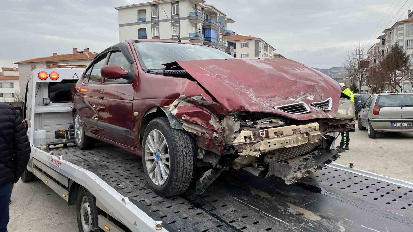 &Ccedil;orum&rsquo;da minib&uuml;s ile otomobil &ccedil;arpıştı: 5 yaralı
