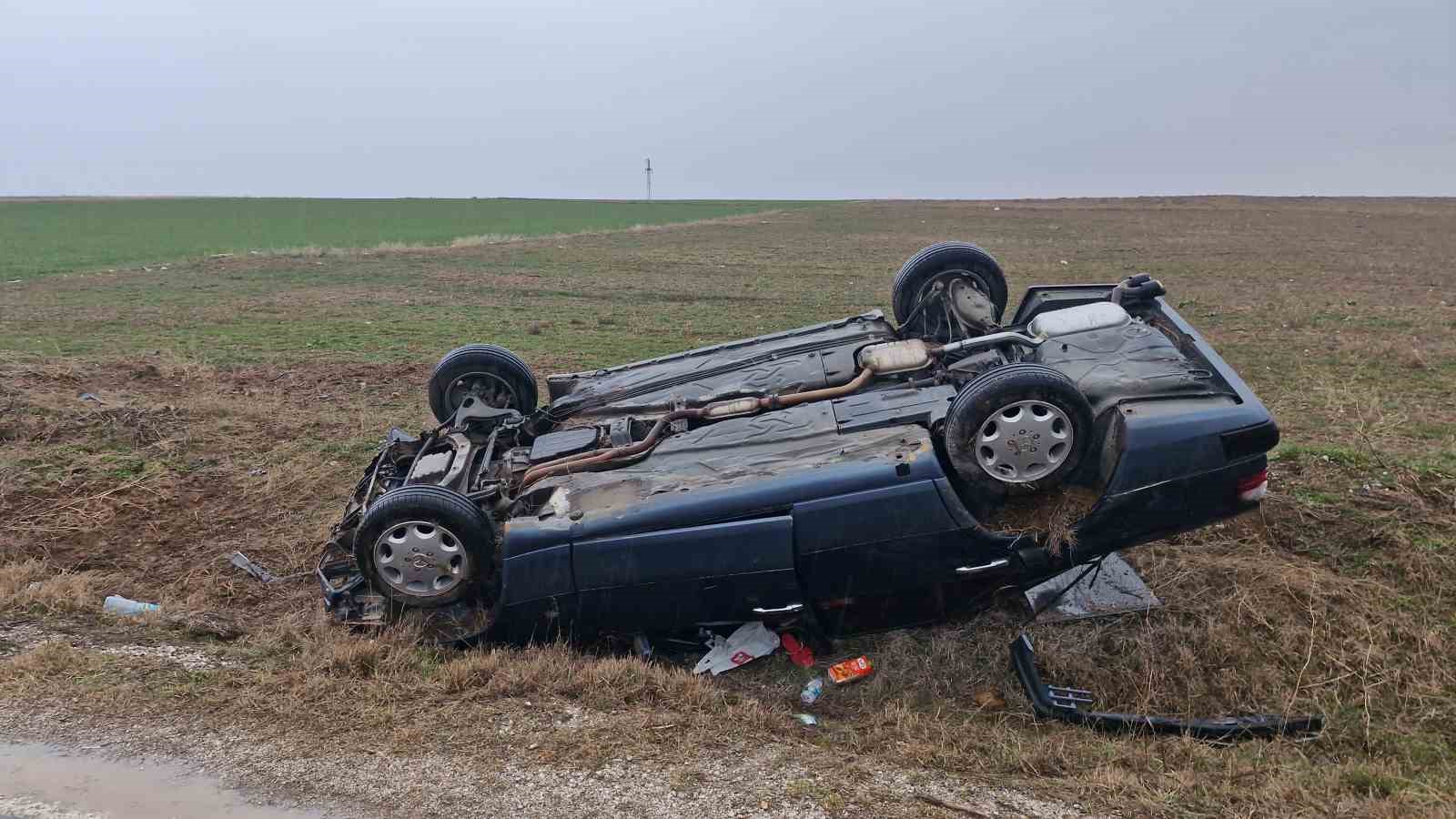 Çorum’da kayganlaşan yolda otomobil şarampole devrildi: 1 yaralı