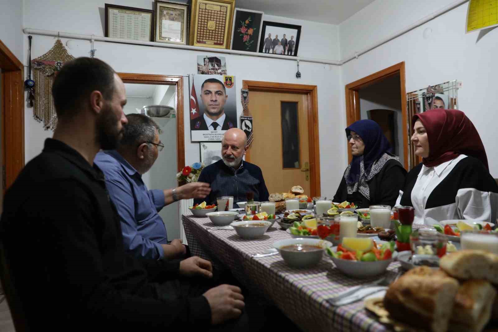Başkan Çolakbayrakdar: "Ramazan’ın bereketiyle çalınmadık kapı, girilmedik gönül bırakmadık"