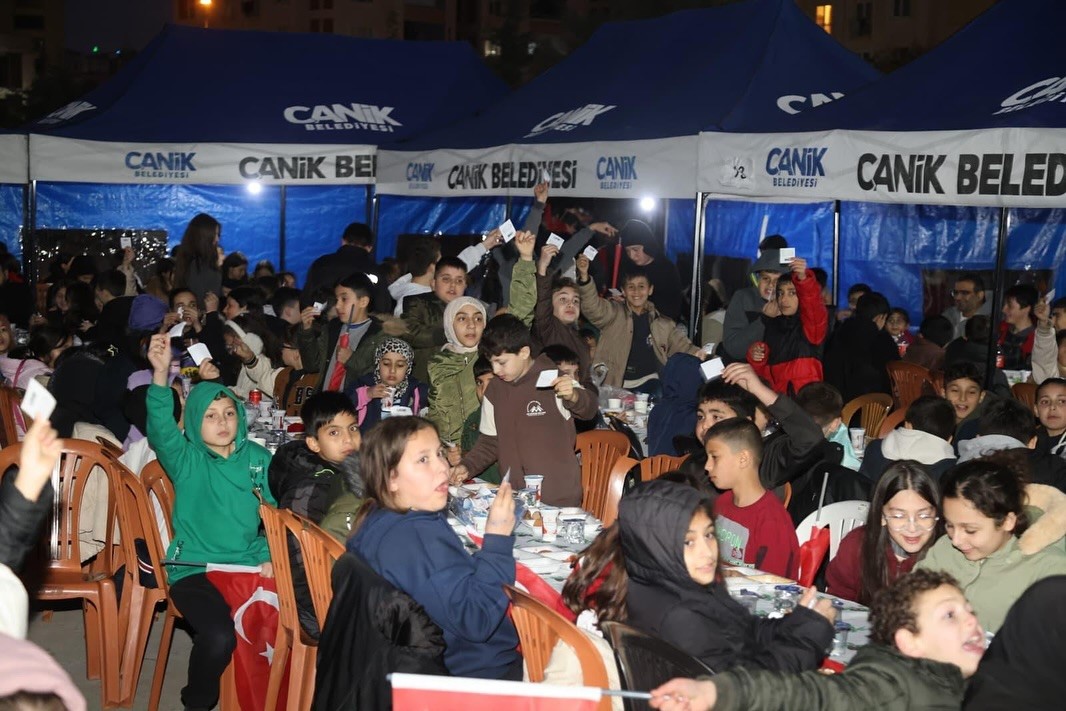 Başkan Sandık&ccedil;ı, &ouml;ğrencilerin iftar sevincine ortak oldu
