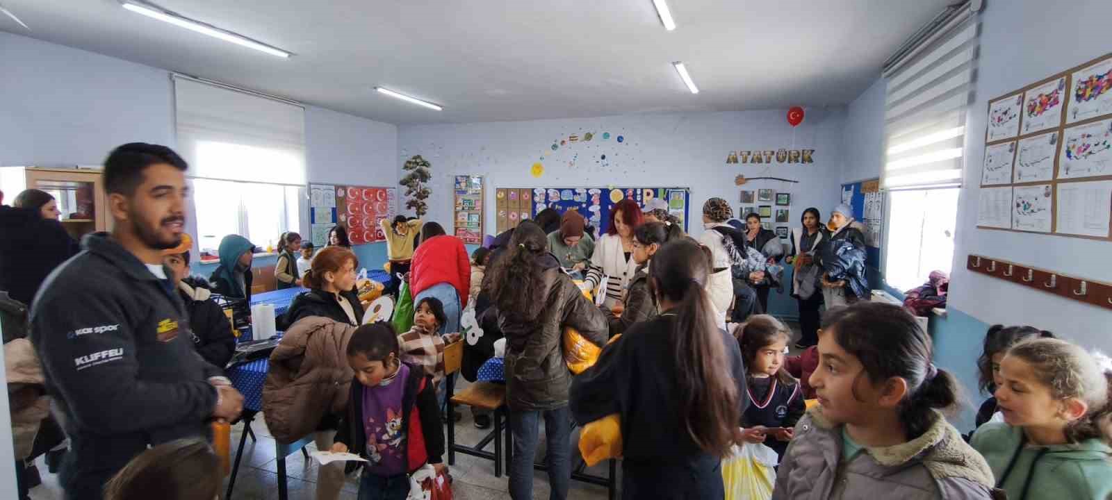 Kar tünellerinden geçerek zorlu yolları aştılar, kış şartlarında 2 bin 700 rakımlı köyde minik yürekleri ısıttılar