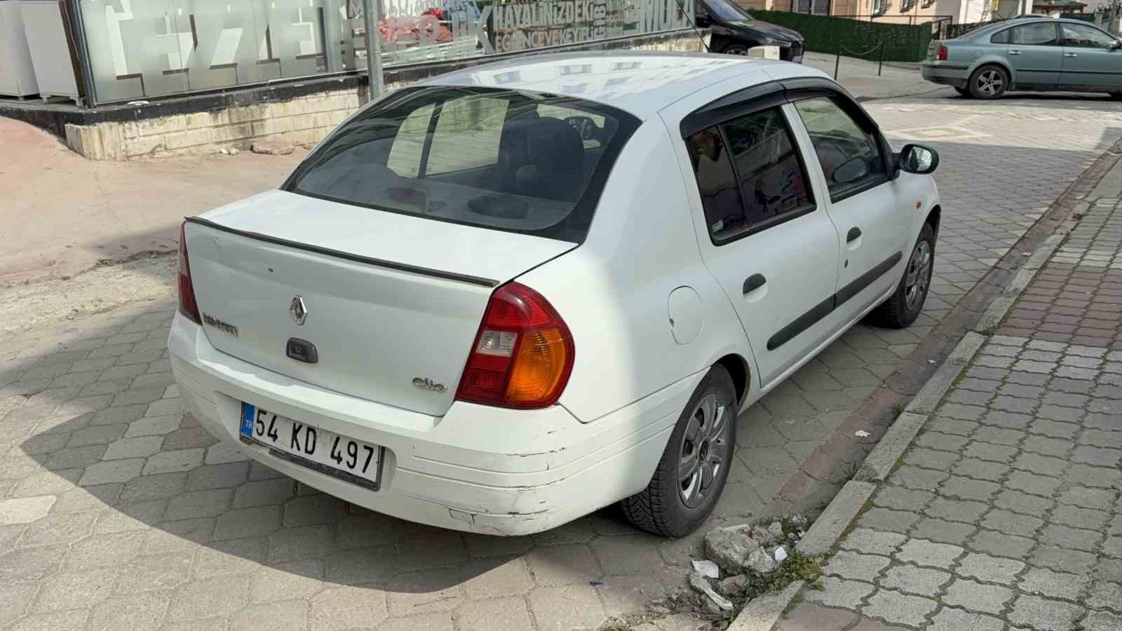 Motosiklet otomobile &ccedil;arptı, 2 kardeş yaralandı
