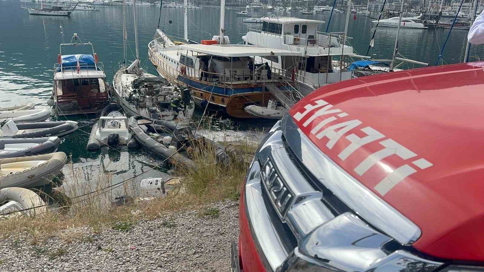 Fethiye&rsquo;de g&ouml;&ccedil;men ka&ccedil;ak&ccedil;ılığı yapılan tekne yandı
