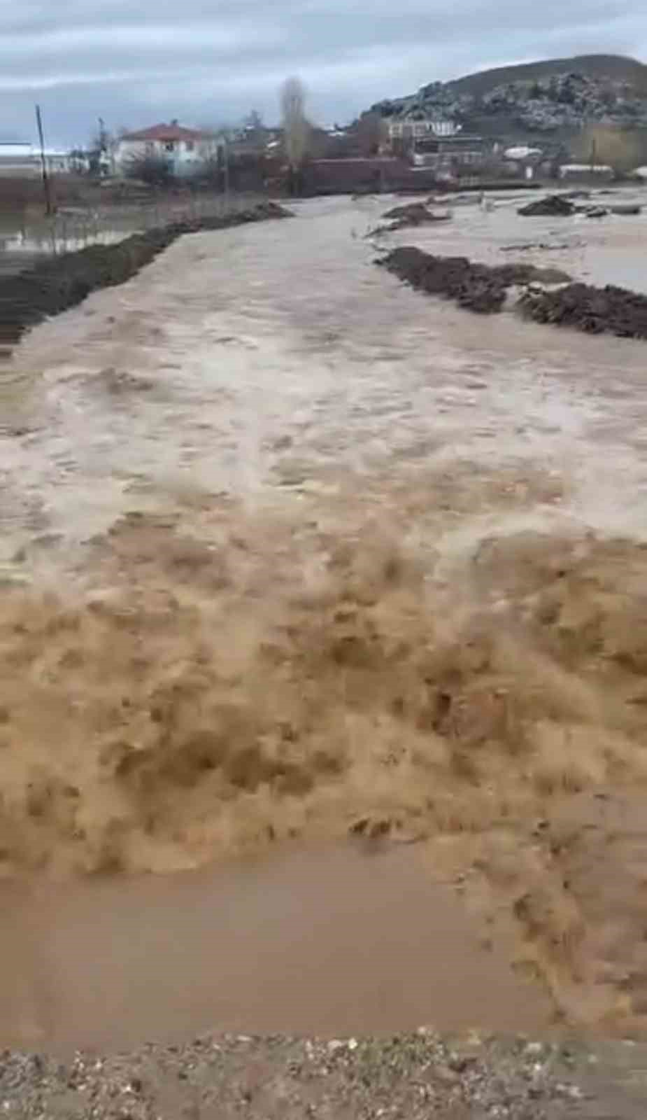 Siverek’te sağanak yağış sele neden oldu