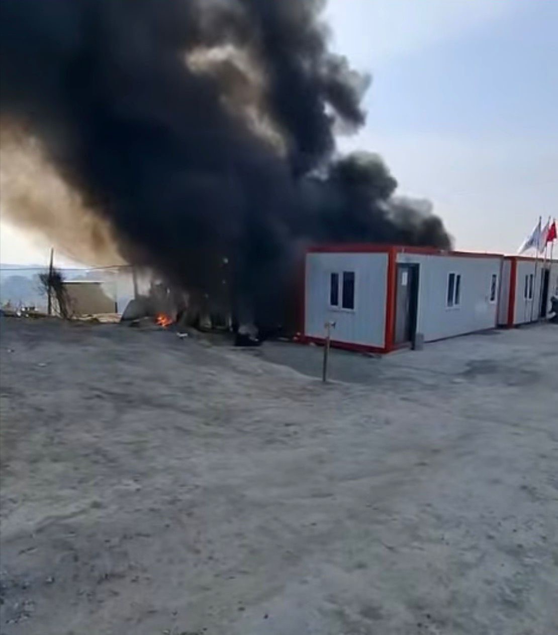 Alacağını alamayan imalatçı konteyneri ateşe verdi