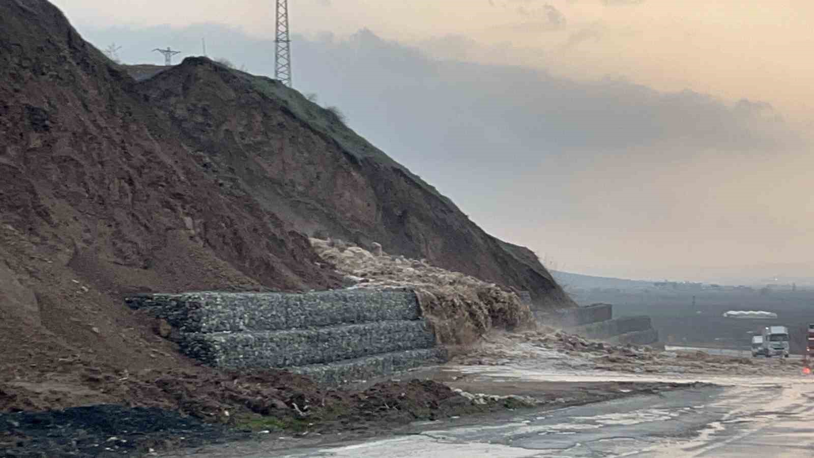 Batman’da yağmur sonrası sulama kanalı taştı: Kara yolu tek şeride düştü