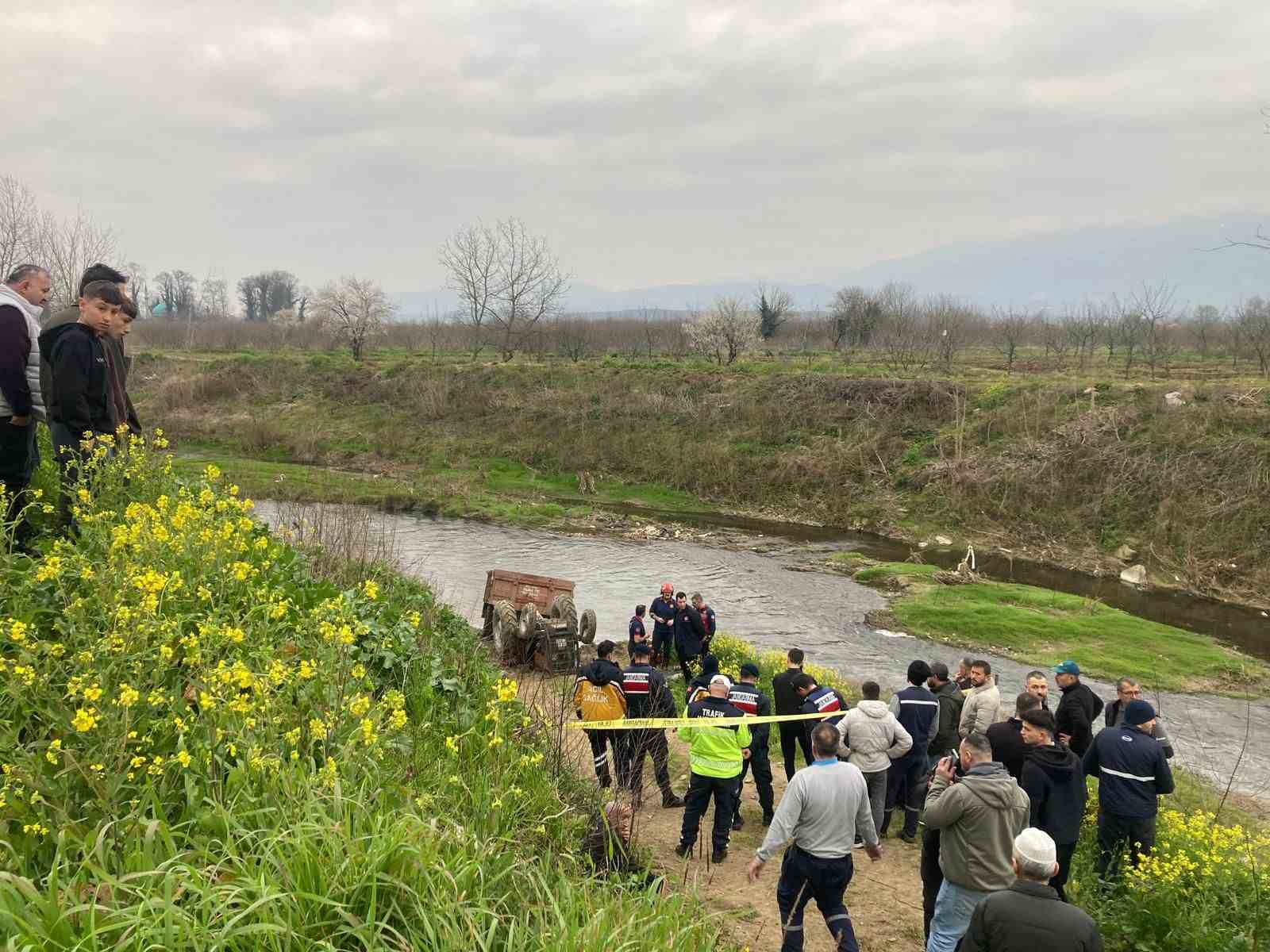 Toprak yolda devrilen trakt&ouml;r&uuml;n altında kalan s&uuml;r&uuml;c&uuml; hayatını kaybetti
