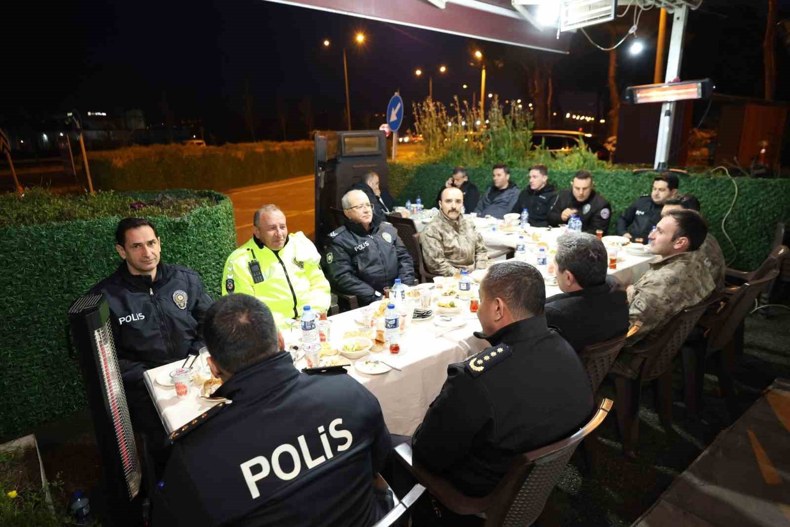Vali Tavlı polis uygulama noktasında emniyet personeliyle iftar yaptı