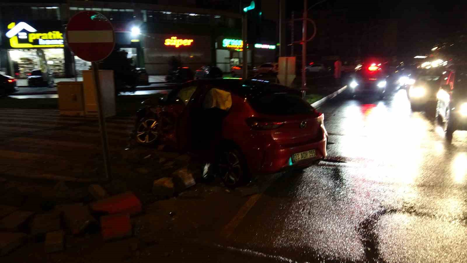 Malatya&rsquo;da iki otomobil &ccedil;arpıştı: 5 yaralı
