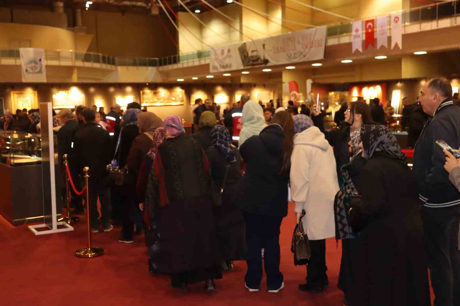 Kayserililer iftarın ardından &lsquo;Kutsal Emanetler&rsquo;e koştu
