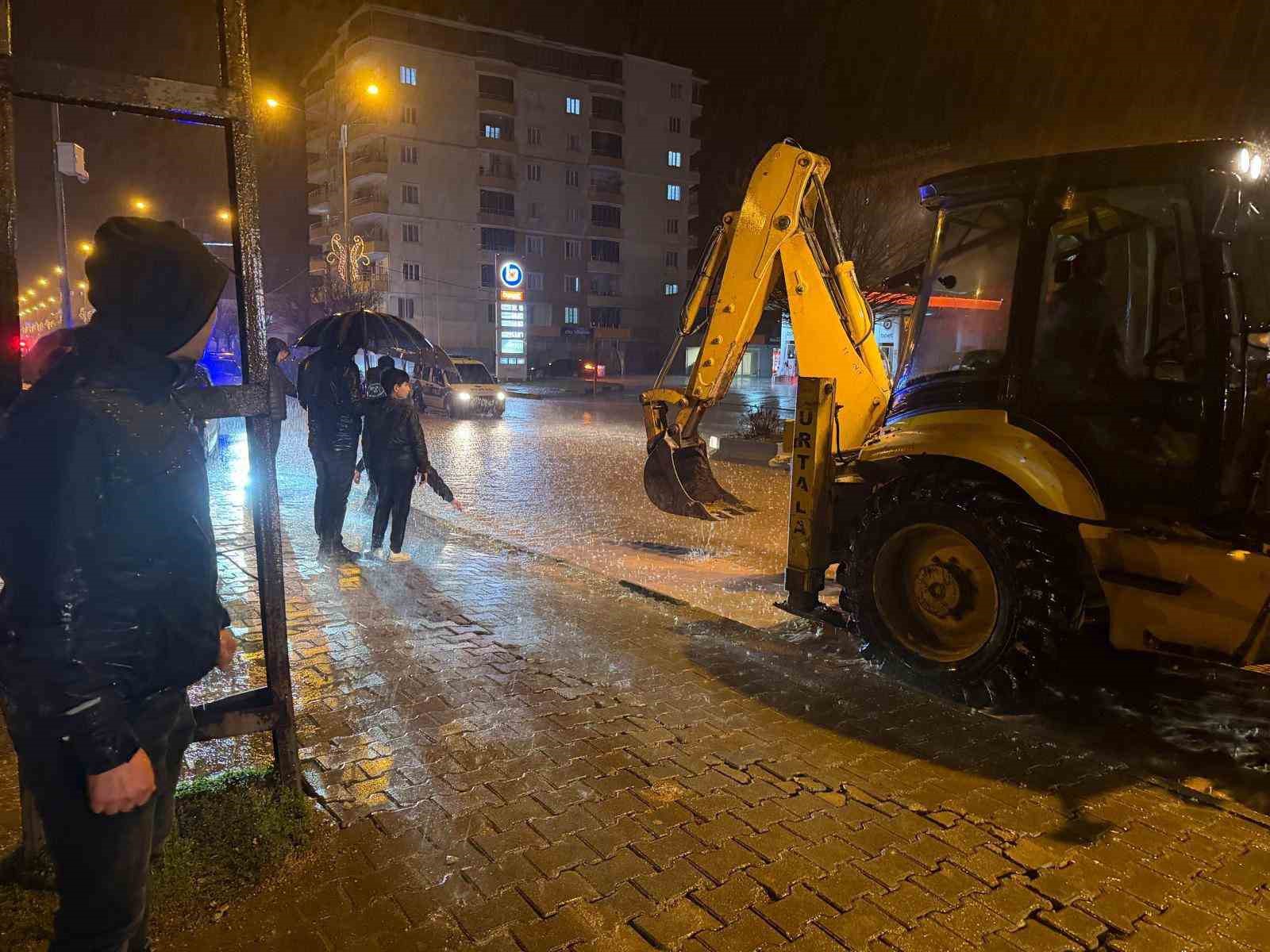 Siirt Valiliği: "Kurtalan’da sel ve taşkınlara 21 araç ve 59 personel ile müdahale edildi"