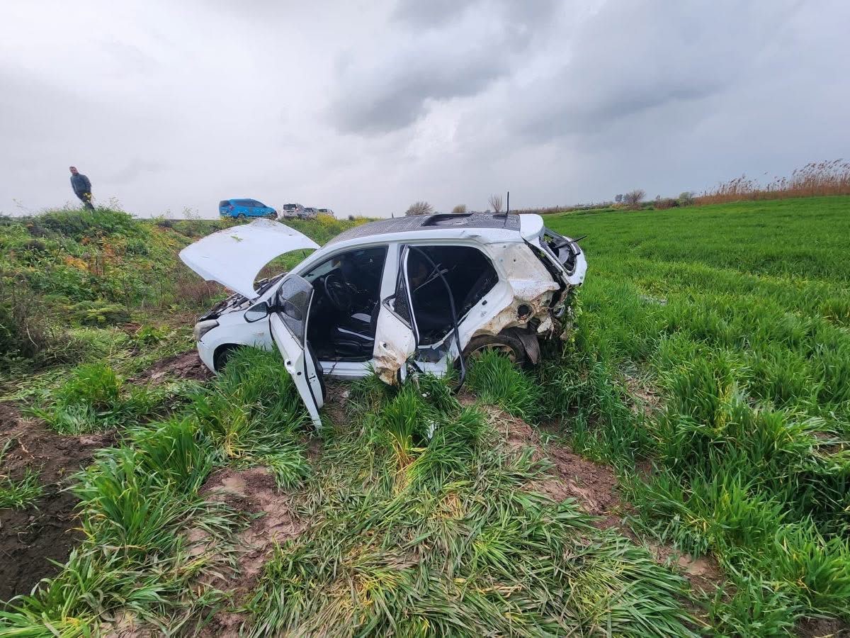 Tarlaya uçarak hurdaya dönen otomobildeki 2 kişi yaralandı