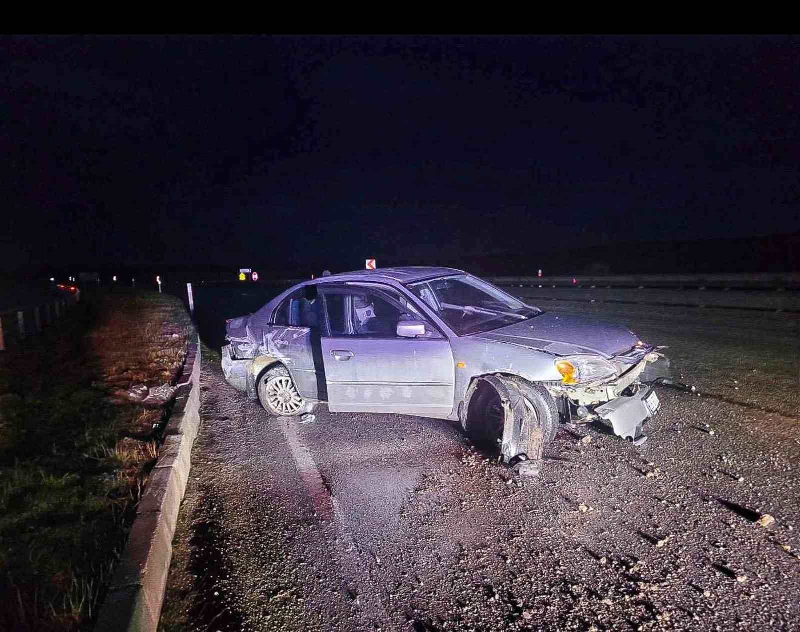 Otomobil bariyerlere çarptı, 4 kişi yaralandı