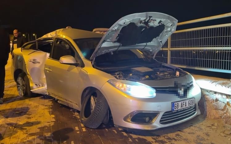 Otomobil &ouml;nce direğe sonra duvara &ccedil;arptı: 1 yaralı
