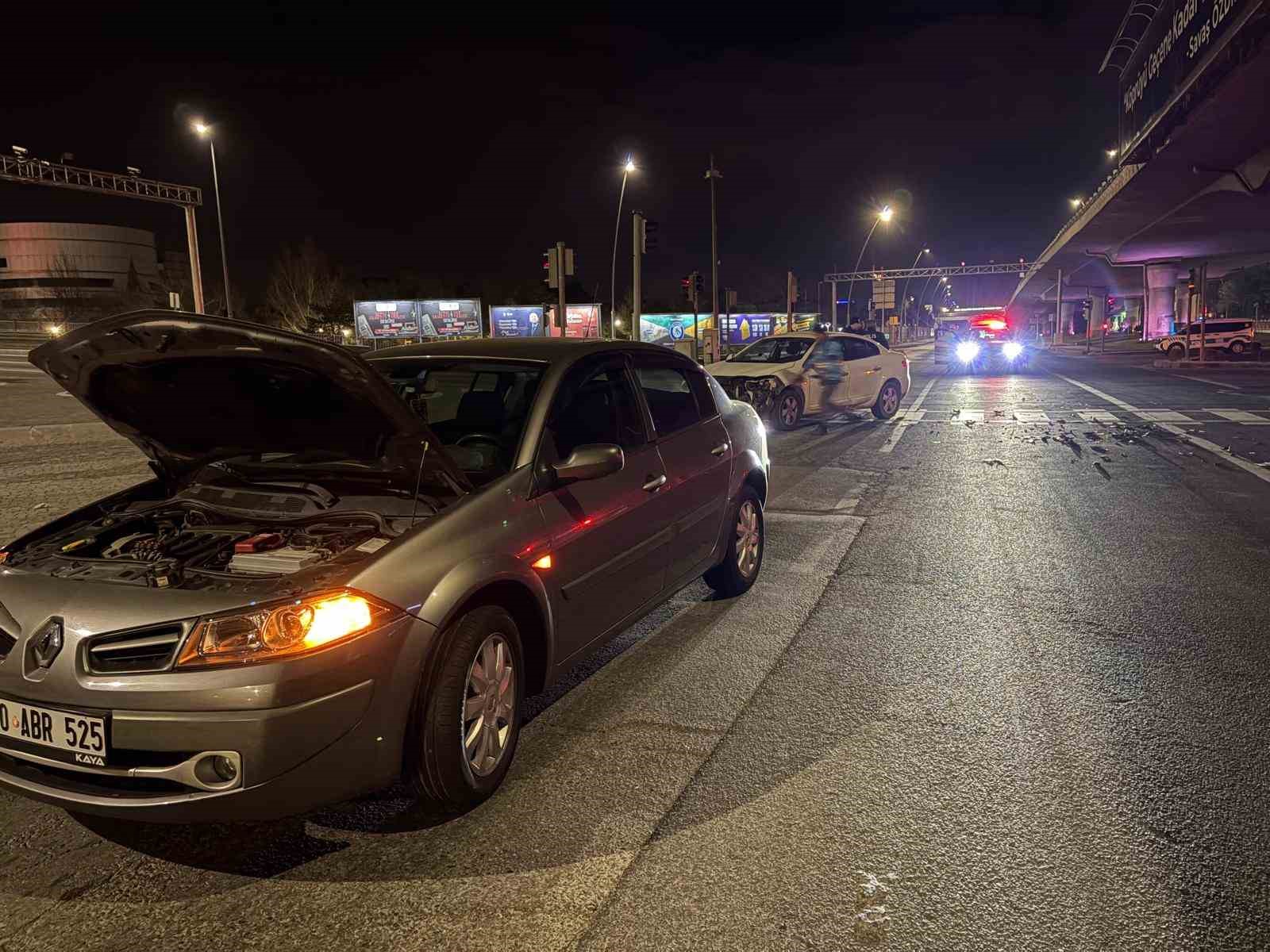 İki otomobil çarpıştı: 1 yaralı