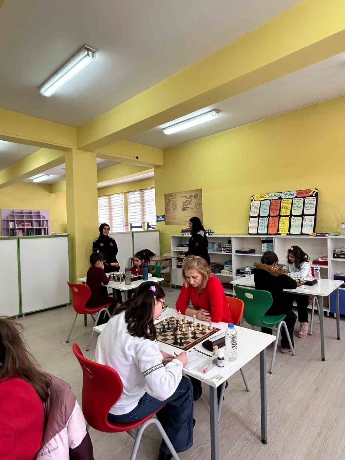 Kars&rsquo;ta "Kadınlar Satran&ccedil; İl Birinciliği Turnuvası" tamamlandı
