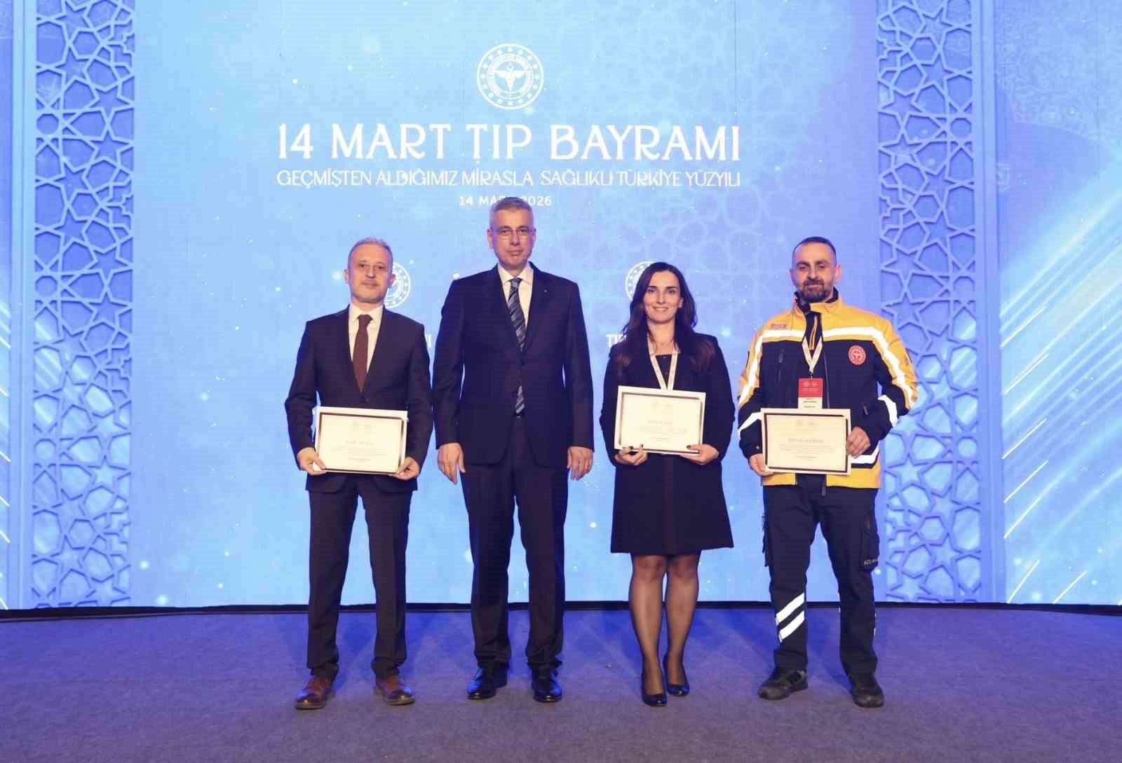 Düzceli sağlık çalışanlarına Bakandan teşekkür belgesi