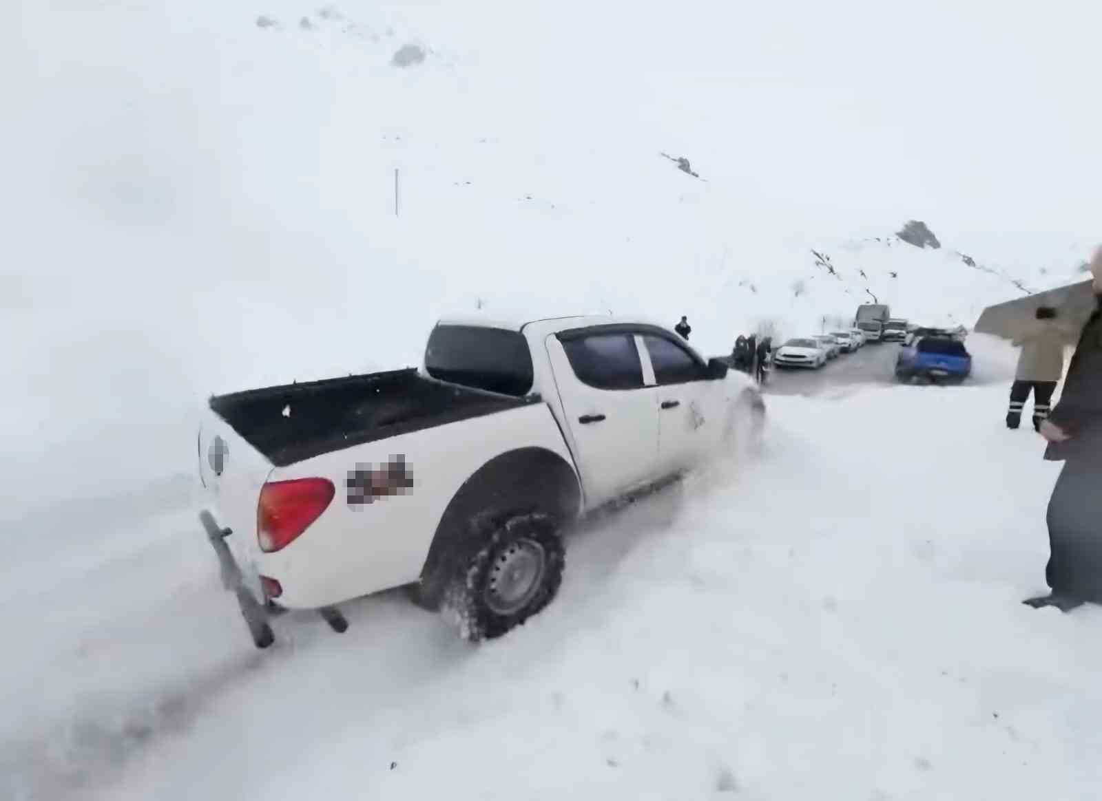Trabzon-Bayburt karayolundaki çığa ilk müdahale off-road araçlarıyla yapıldı