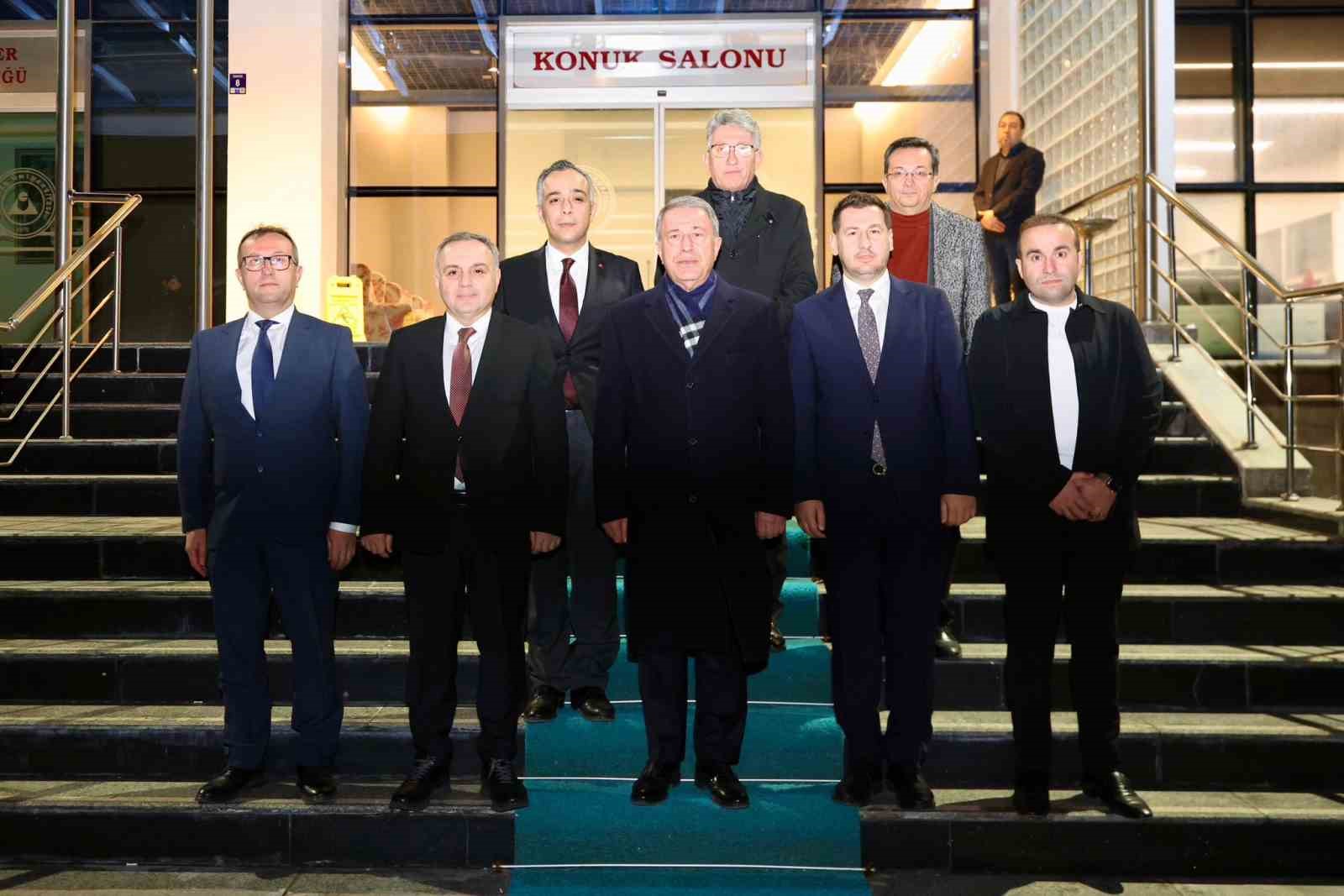 Akar, ER&Uuml; &ouml;ğrencileri ile iftarda buluştu
