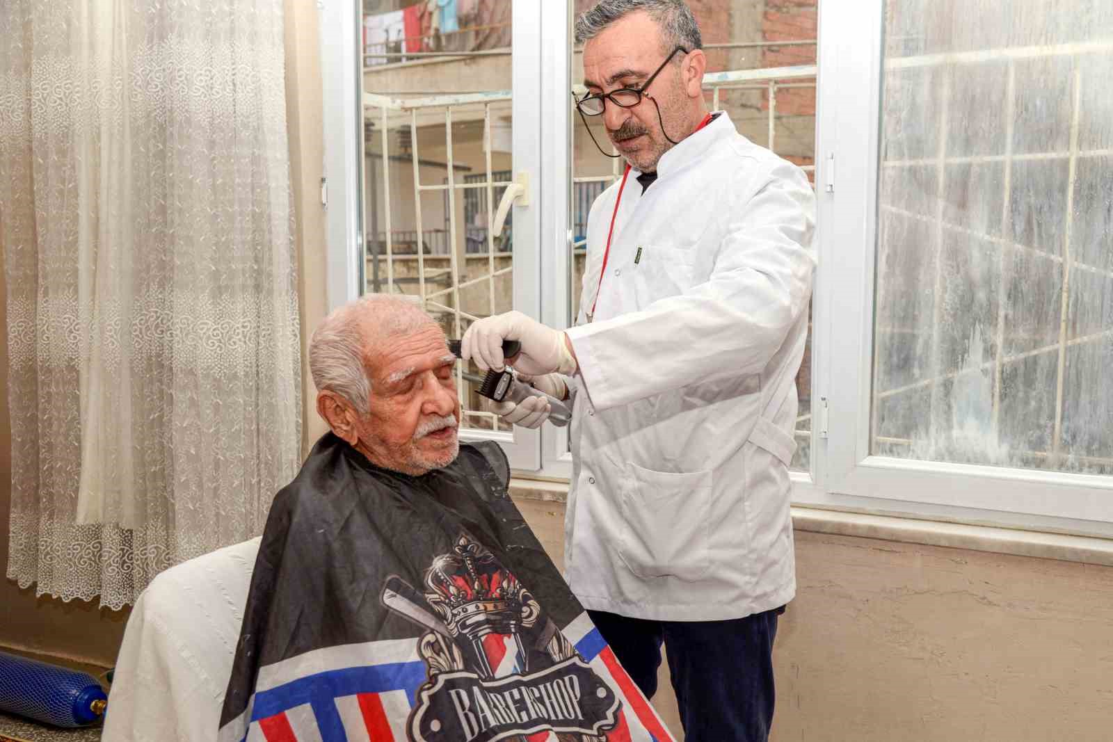 Ramazan Bayramı öncesi yaşlılara evde berber hizmeti