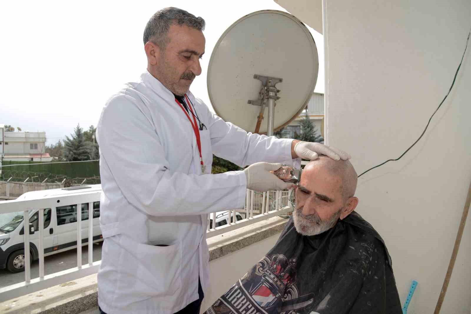 Ramazan Bayramı &ouml;ncesi yaşlılara evde berber hizmeti
