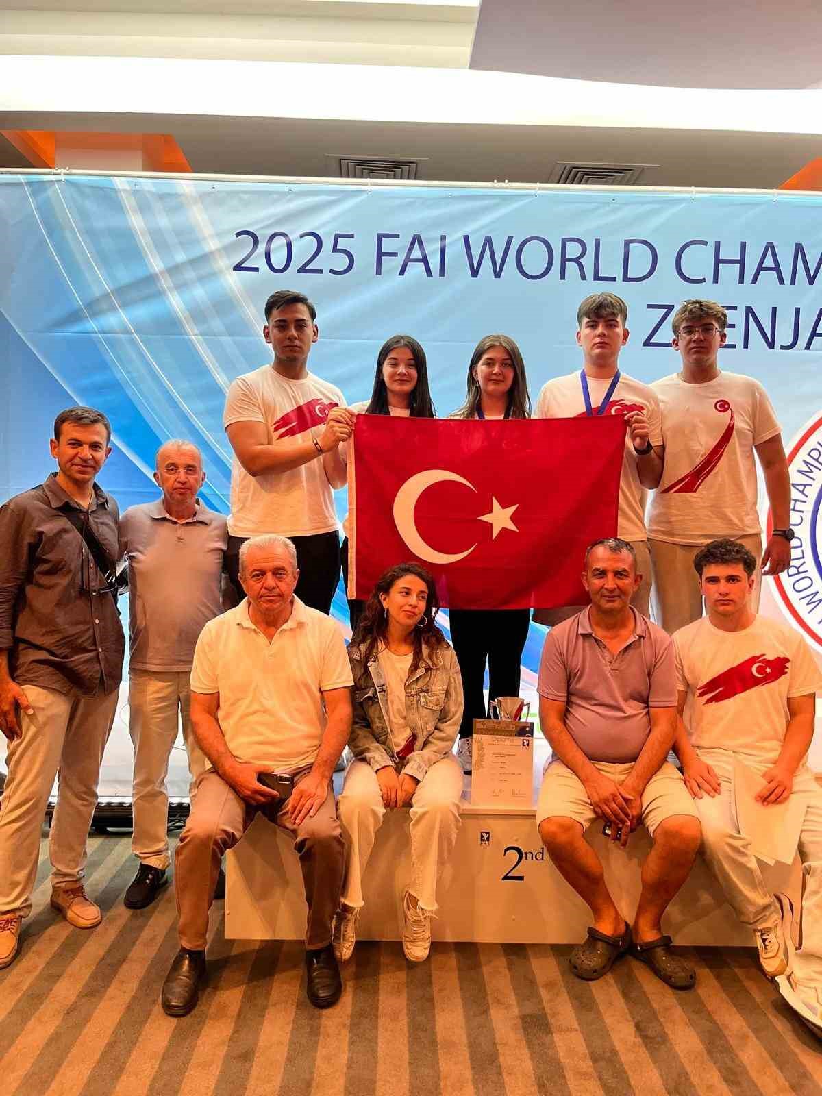 Kasapoğlu ve &Ouml;zkan&rsquo;dan Alaşehirli &ouml;ğrencilere tebrik
