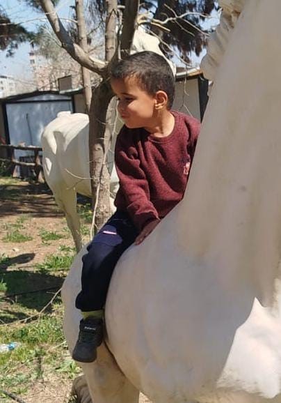 Suyla dolarak 2 kardeşe mezar olan havuz temelinin 8 aydır a&ccedil;ık olduğunu s&ouml;yleyen baba, evlatlarının acısıyla yaşıyor
