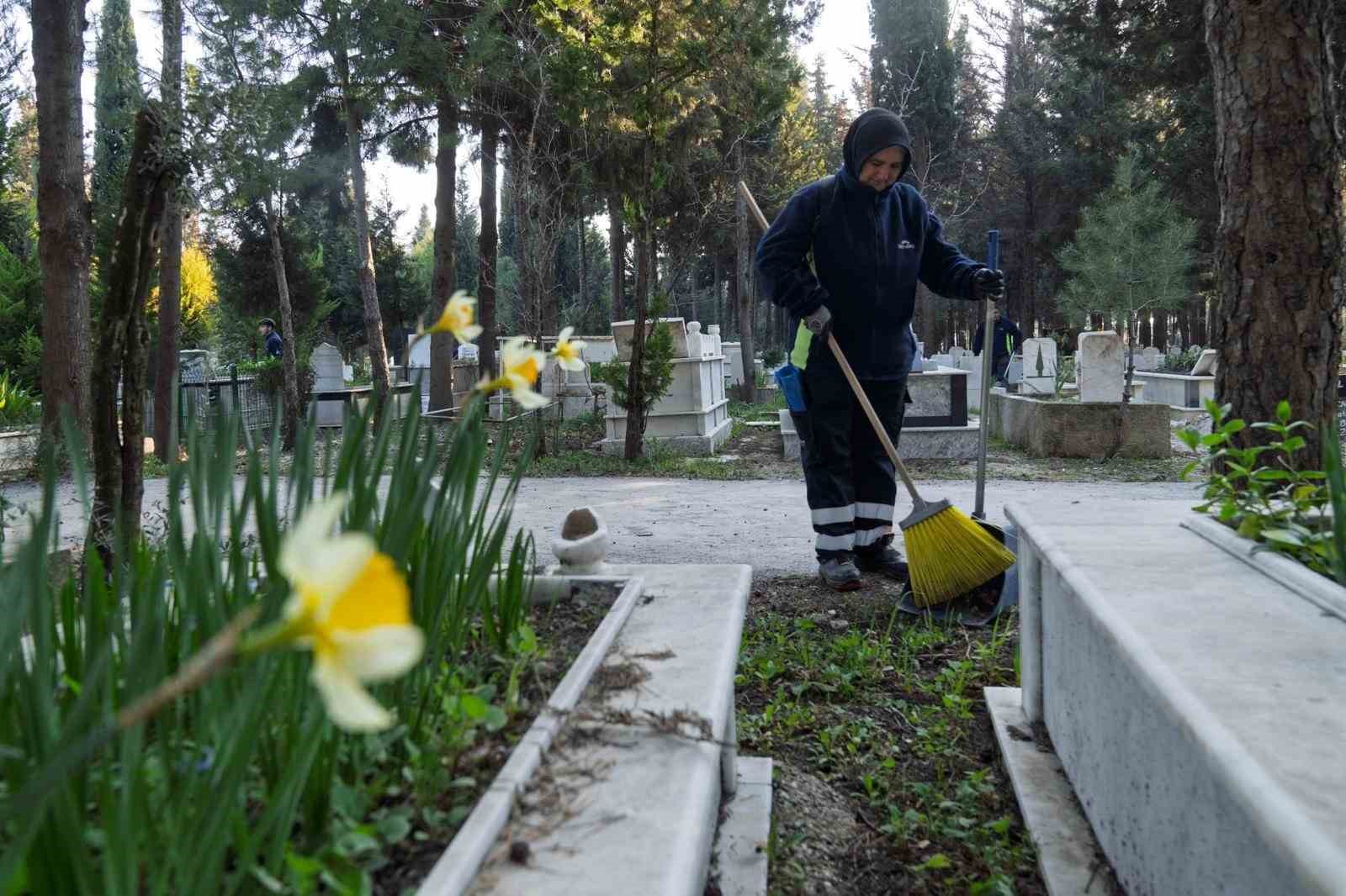 İzmir’de mezarlıklar Ramazan Bayramı’na hazırlanıyor