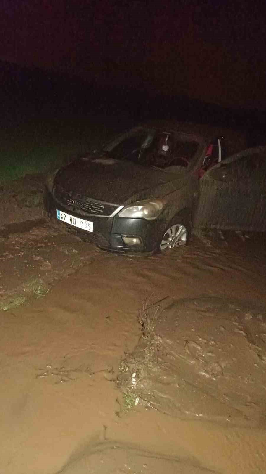 Kurtalan&rsquo;da otomobil &ccedil;amura saplandı
