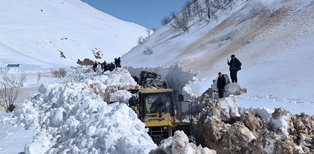 Kar kalınlığı 3 metreyi aşmıştı: Tunceli’de kapalı köy yolu kalmadı