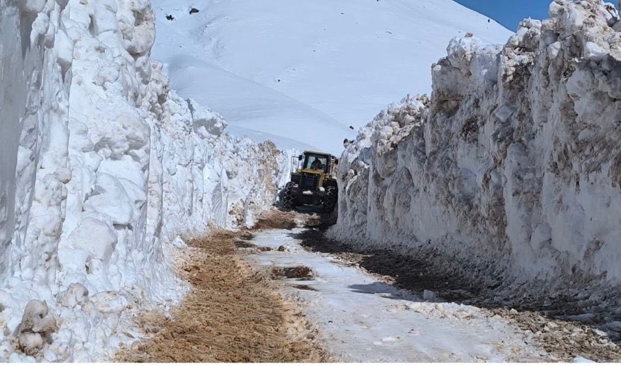Kar kalınlığı 3 metreyi aşmıştı: Tunceli&rsquo;de kapalı k&ouml;y yolu kalmadı
