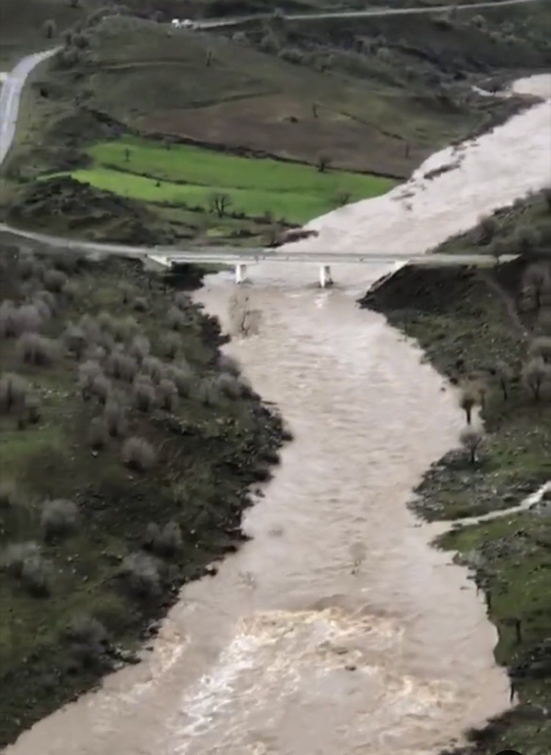 &Ccedil;ermik&rsquo;te yoğun yağışlarla birlikte akarsu debileri y&uuml;kseldi
