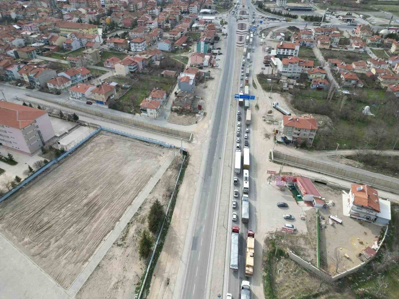 Afyonkarahisar&rsquo;da bayram trafiği yoğunluğu başladı
