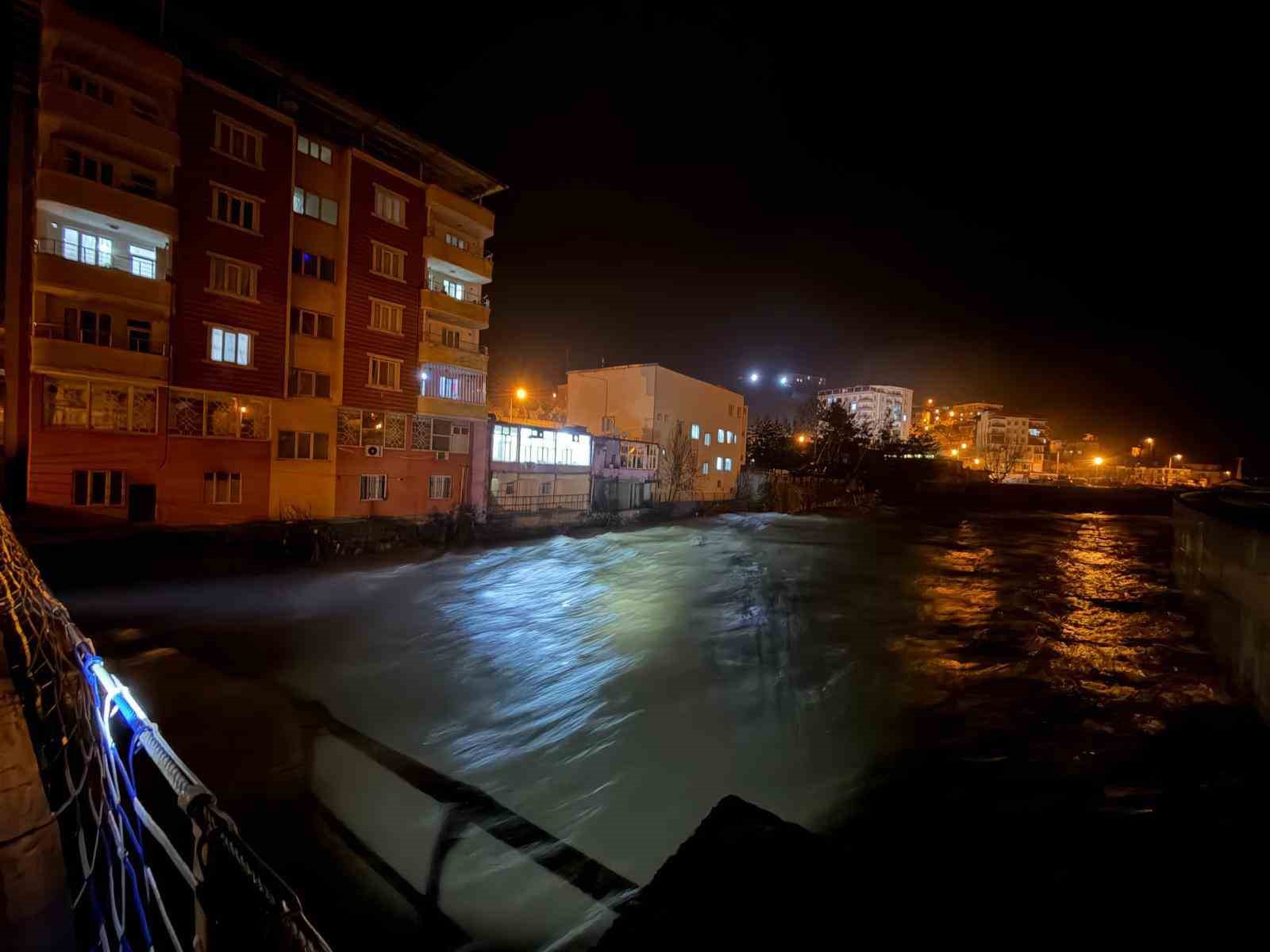 Bitlis Çayının su seviyesi arttı, Baykan’da tedbir alındı