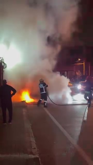 Alevlere teslim olan otomobil dakikalarca b&ouml;yle yandı
