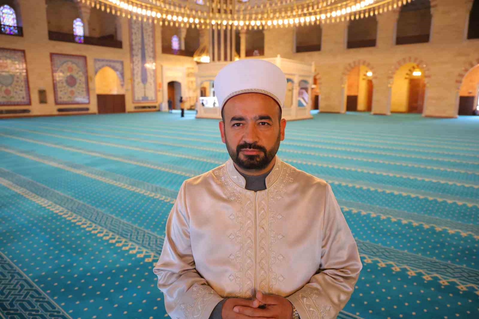 G&ouml;rme engelli &uuml;&ccedil; hafız Ramazan boyunca mukabele okuyor
