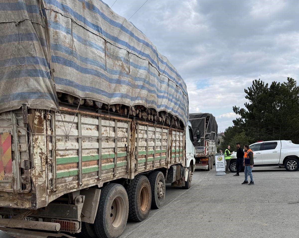 Tavşanlı&rsquo;da orman emvali y&uuml;kl&uuml; ara&ccedil;lar denetlendi
