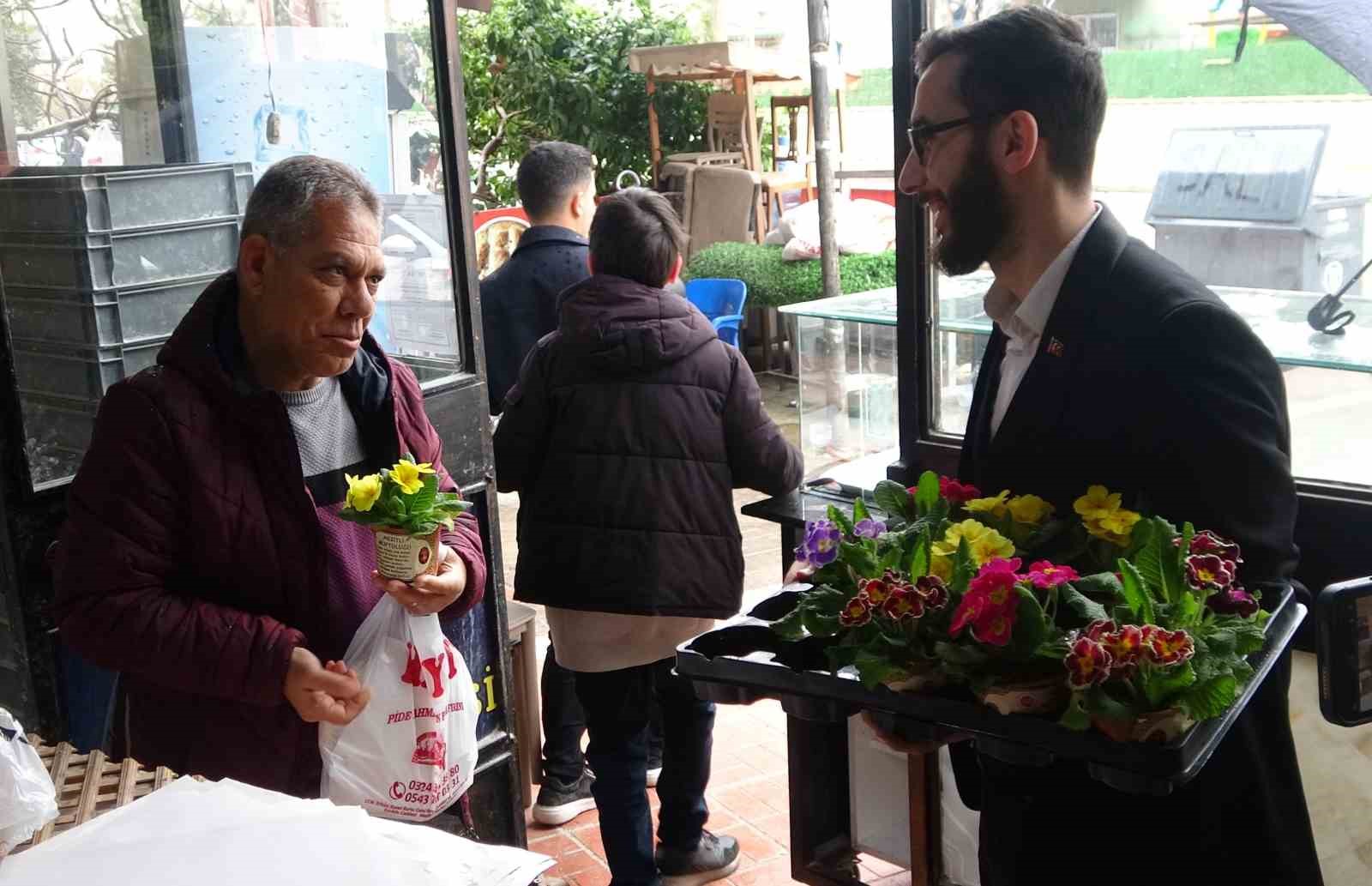 G&ouml;n&uuml;llere dokunan imam: &Ccedil;ocuklarla hazırladıkları &ccedil;i&ccedil;eklerle herkesi camiye davet ediyor
