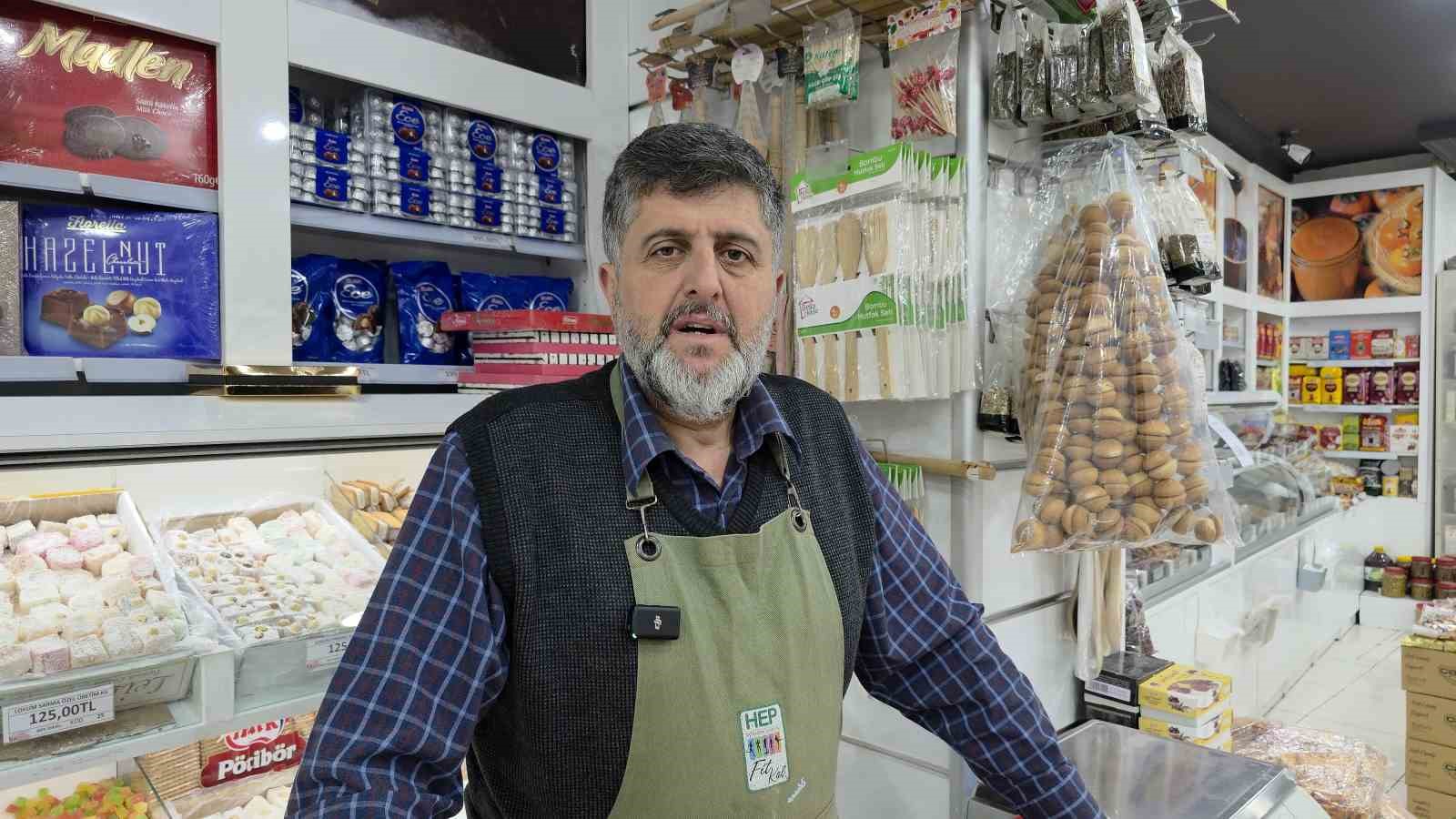 Bayram alışverişine gelen &ccedil;ocukları "ikram k&ouml;şesi" ile sevindiriyor
