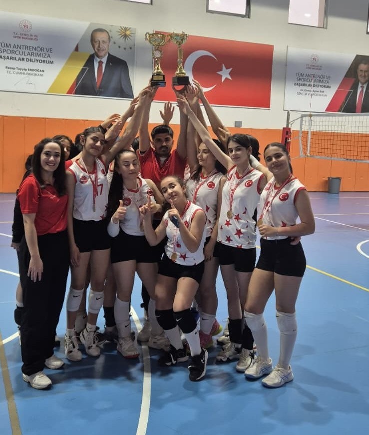 Tut Gen&ccedil;lik Spor Kul&uuml;b&uuml; kızları voleybolda &ccedil;ifte il şampiyonluğu kazandı

