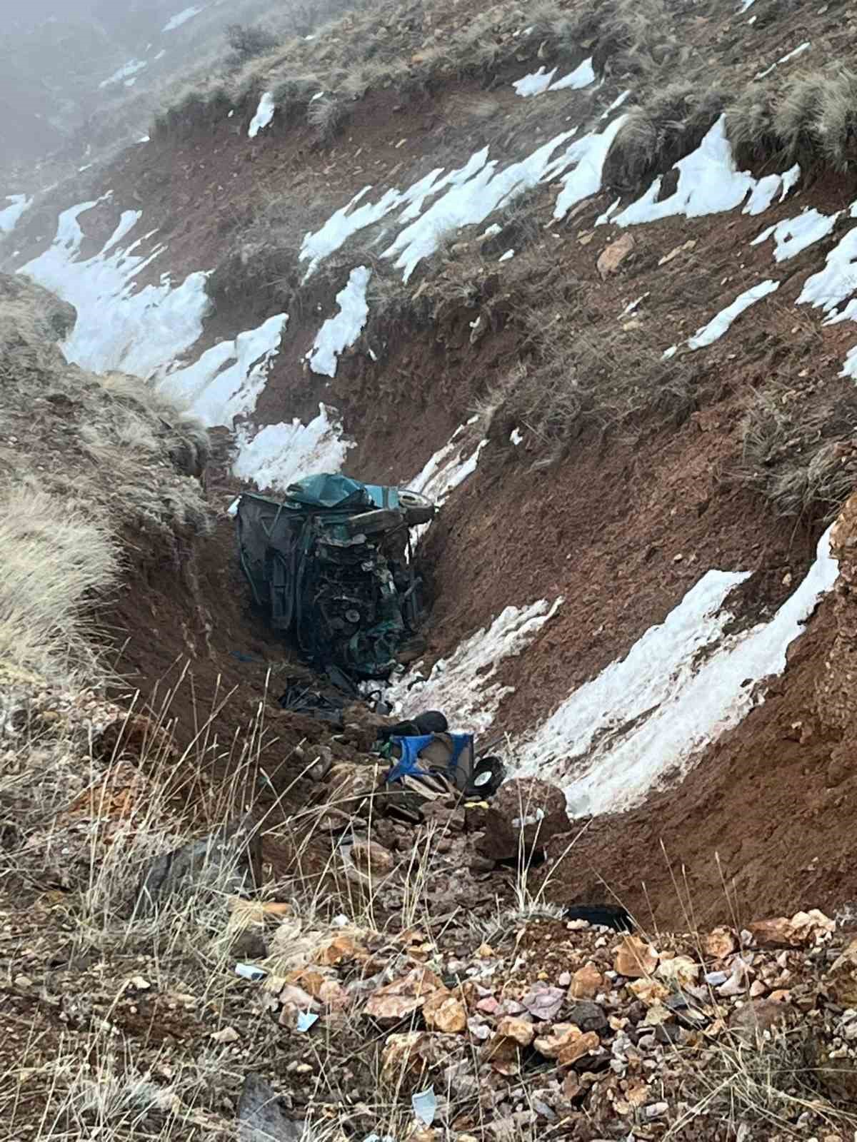 Niğde&rsquo;de otomobil şarampole yuvarlandı: 2 &ouml;l&uuml;, 2 yaralı
